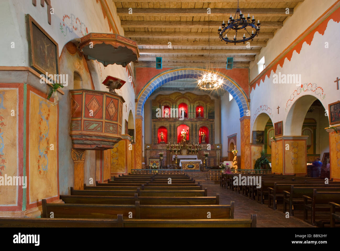 San Juan Bautista CA alte Mission San Juan Bautista 1797 Innenansicht von Alter und Heiligtum mit Kanzel an Seitenwand Stockfoto