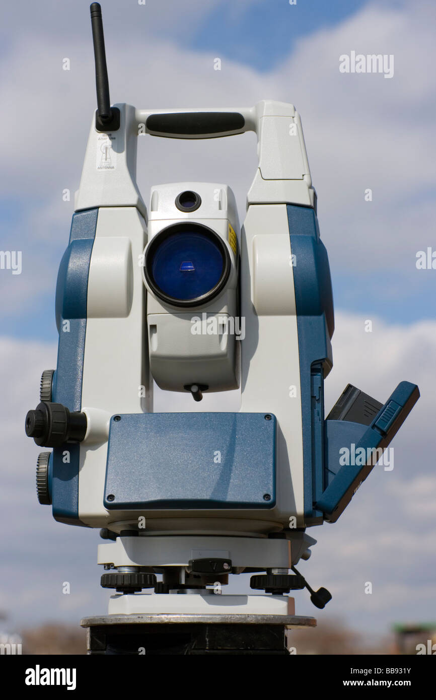 Batteriefach zu öffnen, in der Roboter-station Stockfoto