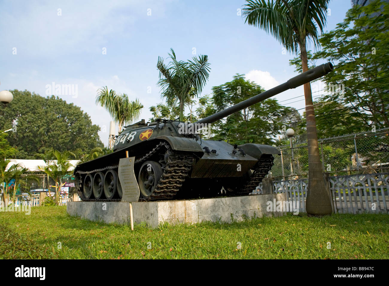 Nord-Vietnamesen Panzer, der im Jahre 1975 durch die Tore des Palast der Wiedervereinigung brach. Militärmuseum Ho-Chi-Minh-Stadt-Vietnam Stockfoto