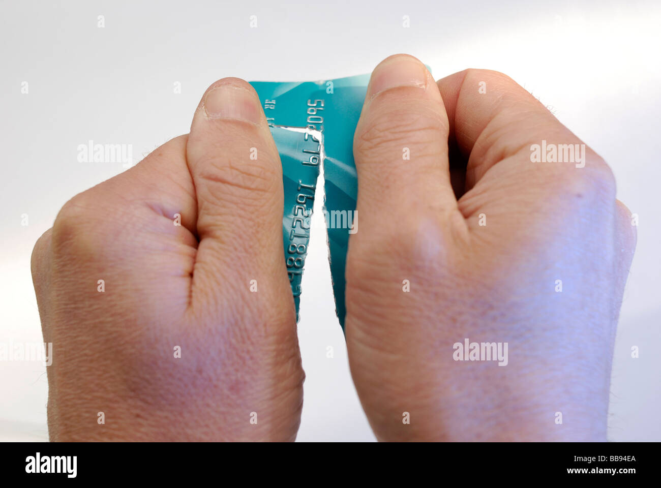 Kontrolle der persönlichen Finanzen bekommen durch zerreißen eine Kreditkarte Stockfoto