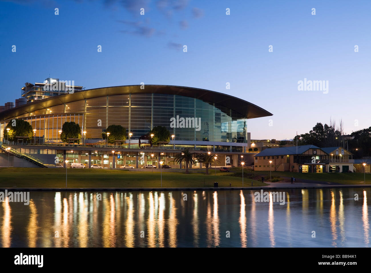 Das Adelaide Convention Centre am Ufer des River Torrens.  Adelaide, South Australia, Australien Stockfoto