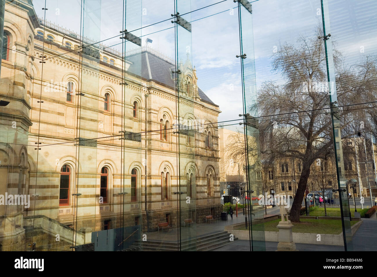 Das South Australian Museum, durch die Fassade der Staatsbibliothek betrachtet. Adelaide, South Australia, Australien Stockfoto
