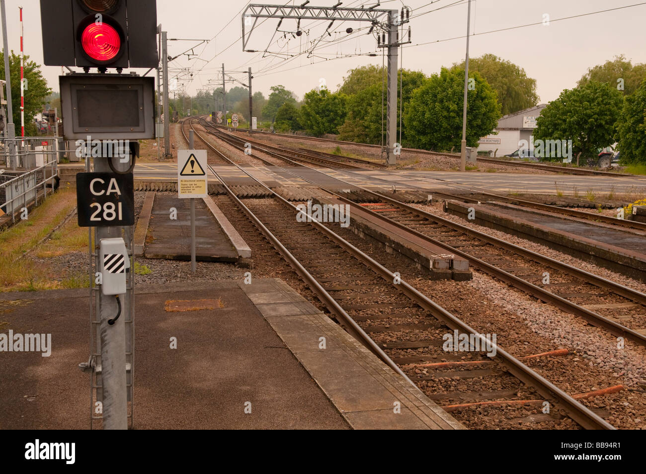 Gleisanlagen am Ausgang des Bahnhofs in England mit roten Stopp-signal Stockfoto