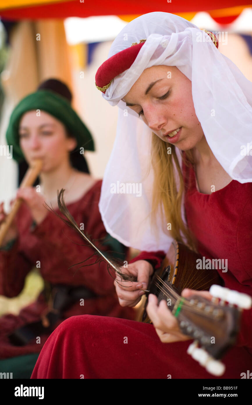 Reenactors spielen mittelalterliche Instrumente auf eine mittelalterliche Reeactment, Tewkesbury, UK Stockfoto