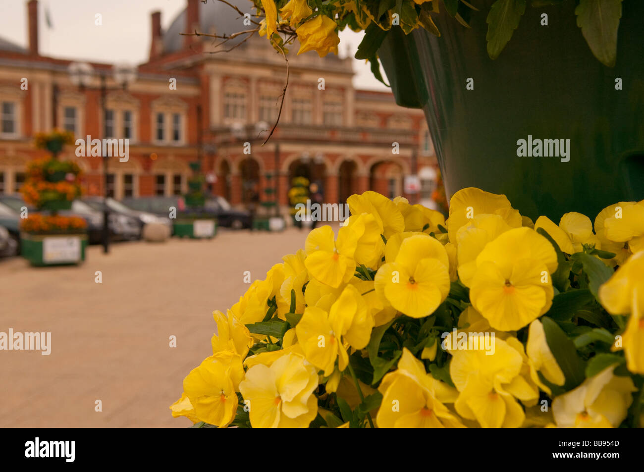 eine Anordnung von Blumen am Eingang zum Norwich Bahnhof Stockfoto