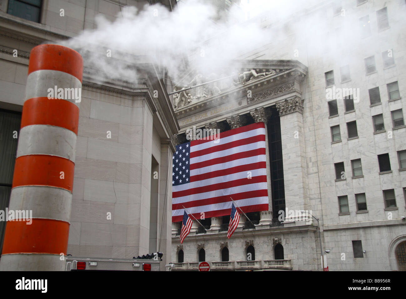Dampf entweicht ein Dampfrohr an der Wall Street, neben der Star Spangled Banner Marterrad New York Stock Exchange. Stockfoto