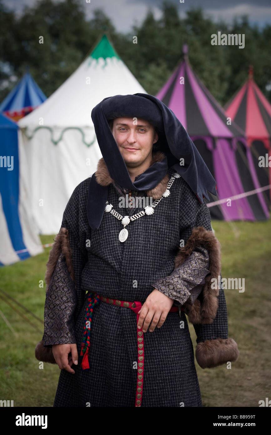 Mann, gekleidet wie ein mittelalterlicher Kaufmann bei Tewkesbury mittelalterliche Festival 2008, Gloucestershire, England Stockfoto