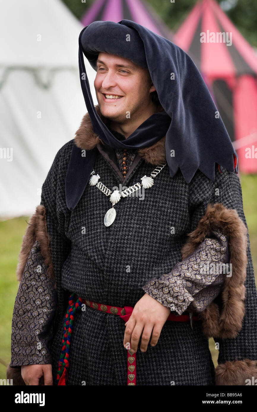 Mann, gekleidet wie ein mittelalterlicher Kaufmann bei Tewkesbury mittelalterliche Festival 2008, Gloucestershire, England Stockfoto