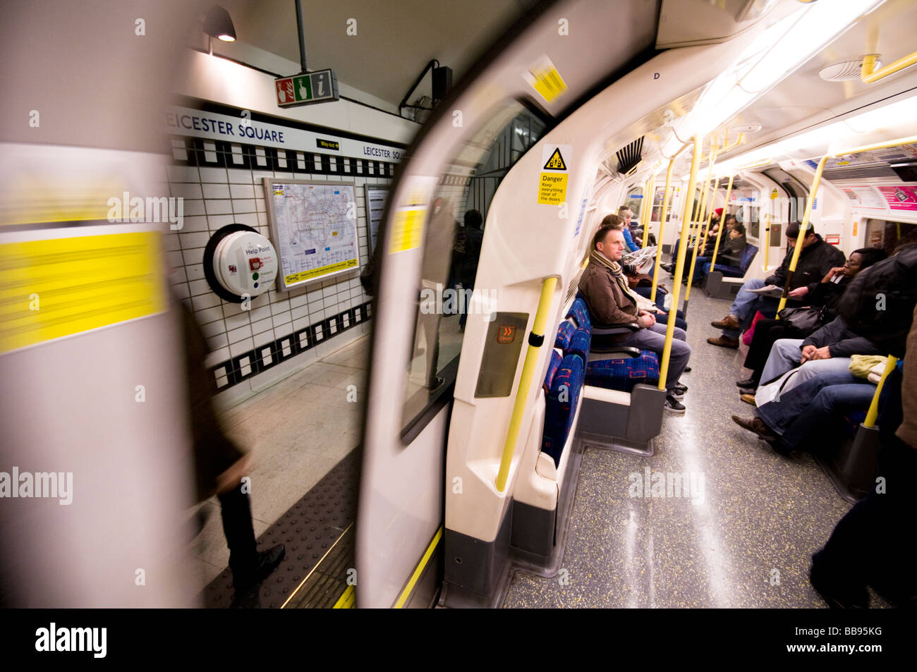 Londoner U-Bahn und Passagiere, London, UK Stockfoto