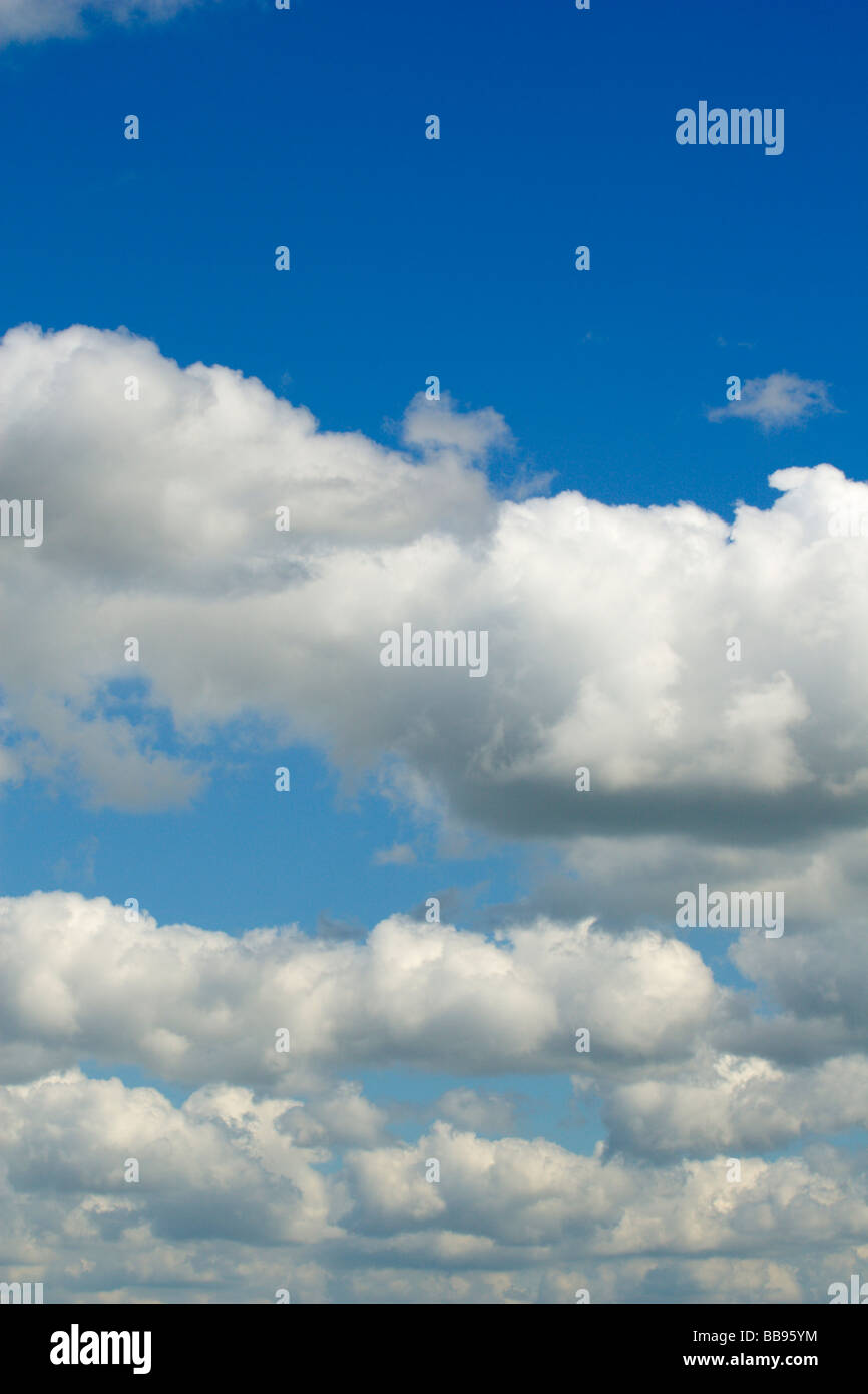 Flauschige Wolken über ein strahlend blauer Himmel Stockfoto