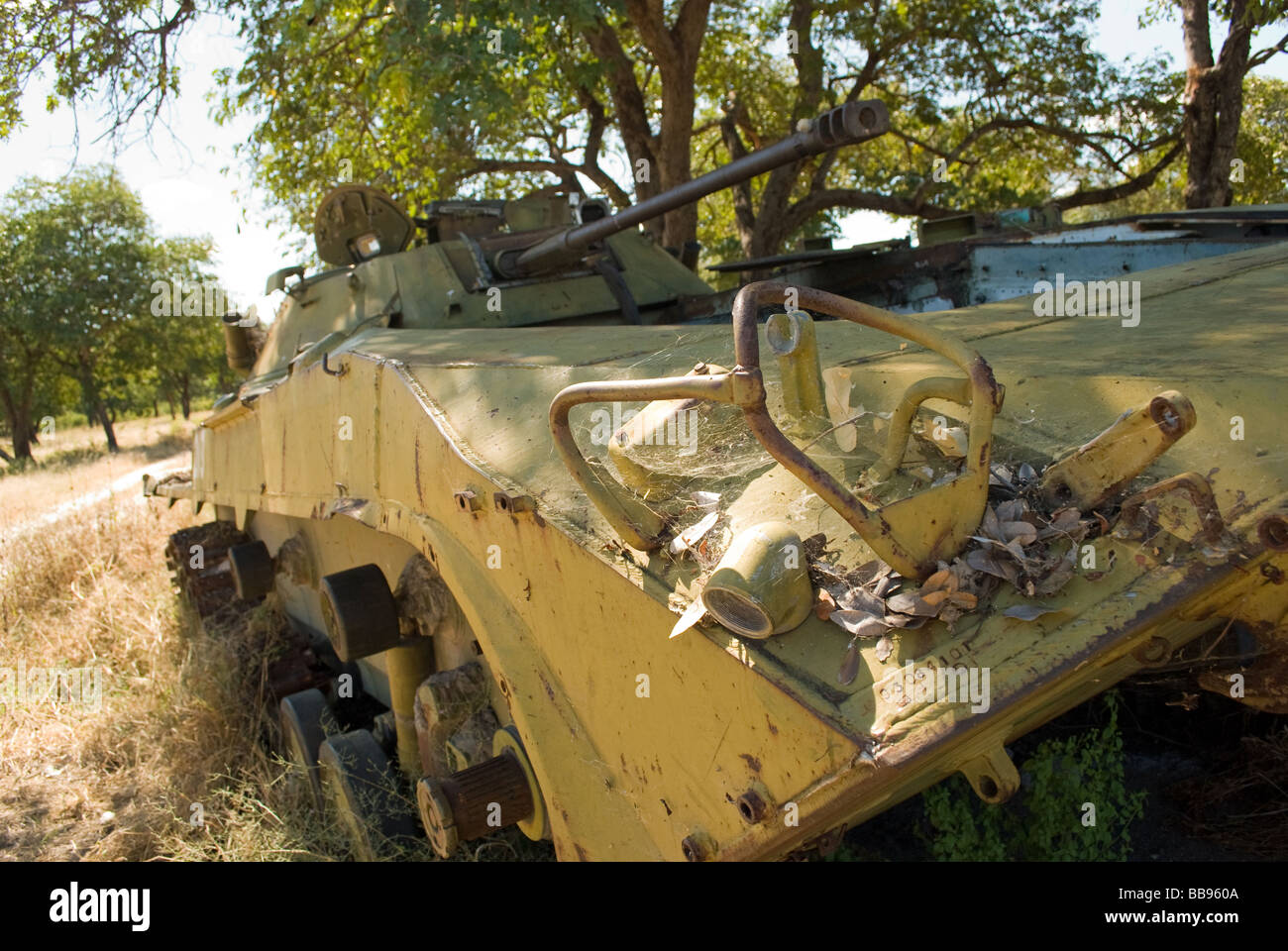 Eine verlassene russische Panzer im Osten Caprivi nahe der angolanischen Grenze übrig von der südafrikanischen "Grenzkrieg". Stockfoto