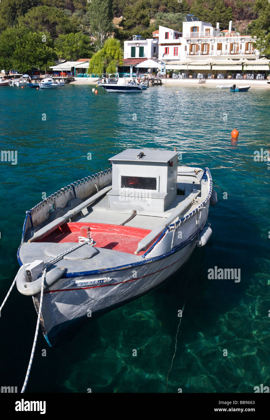 Ein Boot schwimmt im türkisfarbenen Wasser bei Agnontas Bay Skopelos Insel Sporaden griechische Insel Griechenland Stockfoto