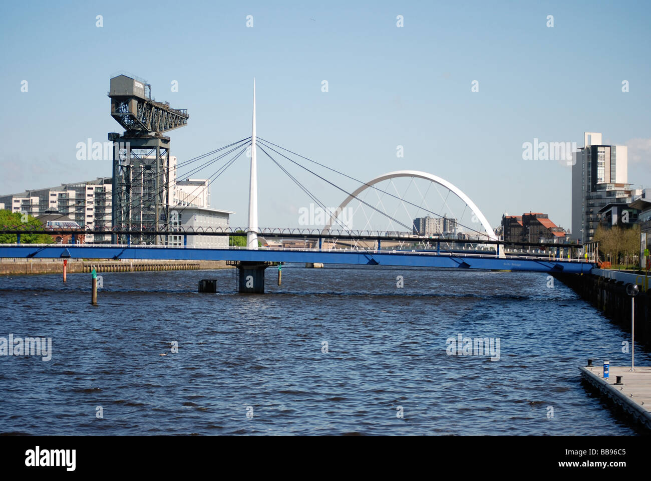 Glasgow River Clyde Blick auf Squinty Brücke (Clyde Arc) und Finnieston Crane Stockfoto