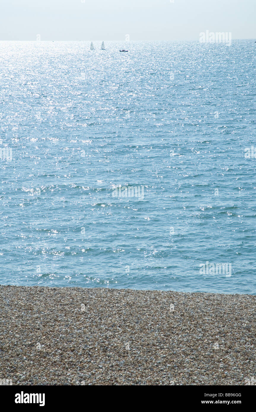 Strand Meer und Horizont mit Booten Stockfoto