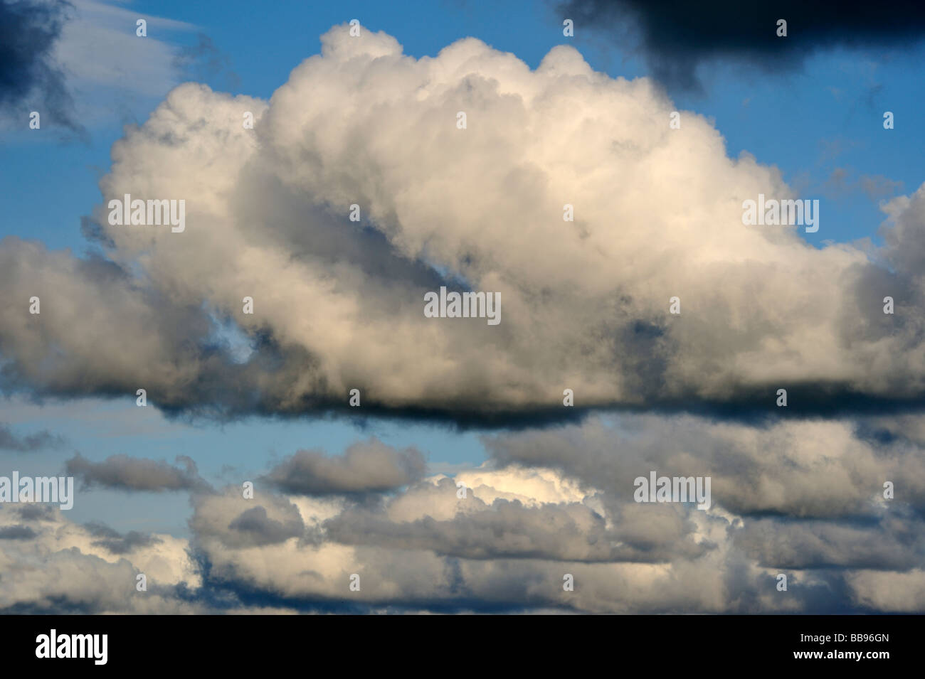 Wolkengebilde. Schwarz, grau, blau. Stockfoto