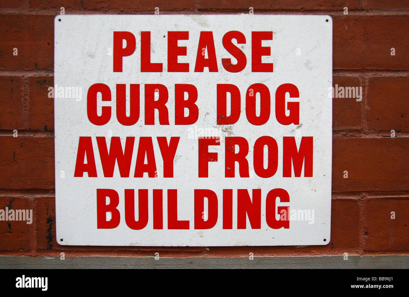 Ein "Bitte zügeln Ihren Hund" Zeichen außerhalb eines Gebäudes in Manhatten, New York. Stockfoto