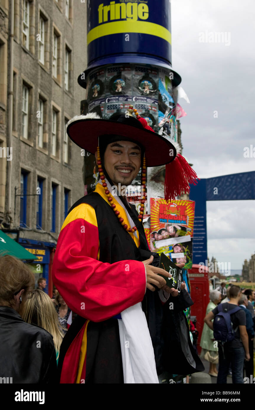 Männliche Street Performer fördert seine Produktion Edinburgh Fringe Festival Schottland UK Europe Stockfoto