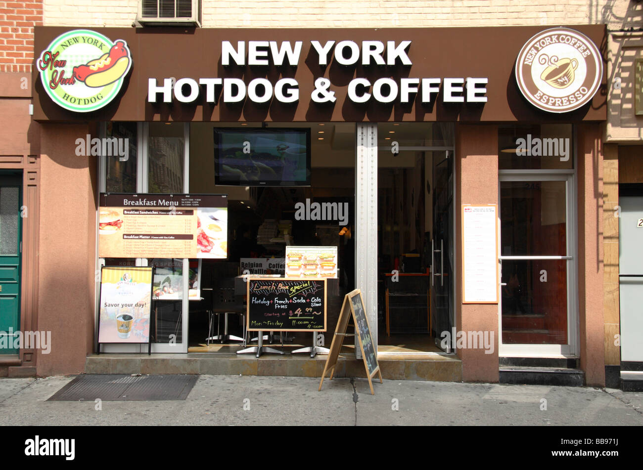 Die Shops von einem New York Hotdog & Coffee Shop in West Village, New York City. Stockfoto