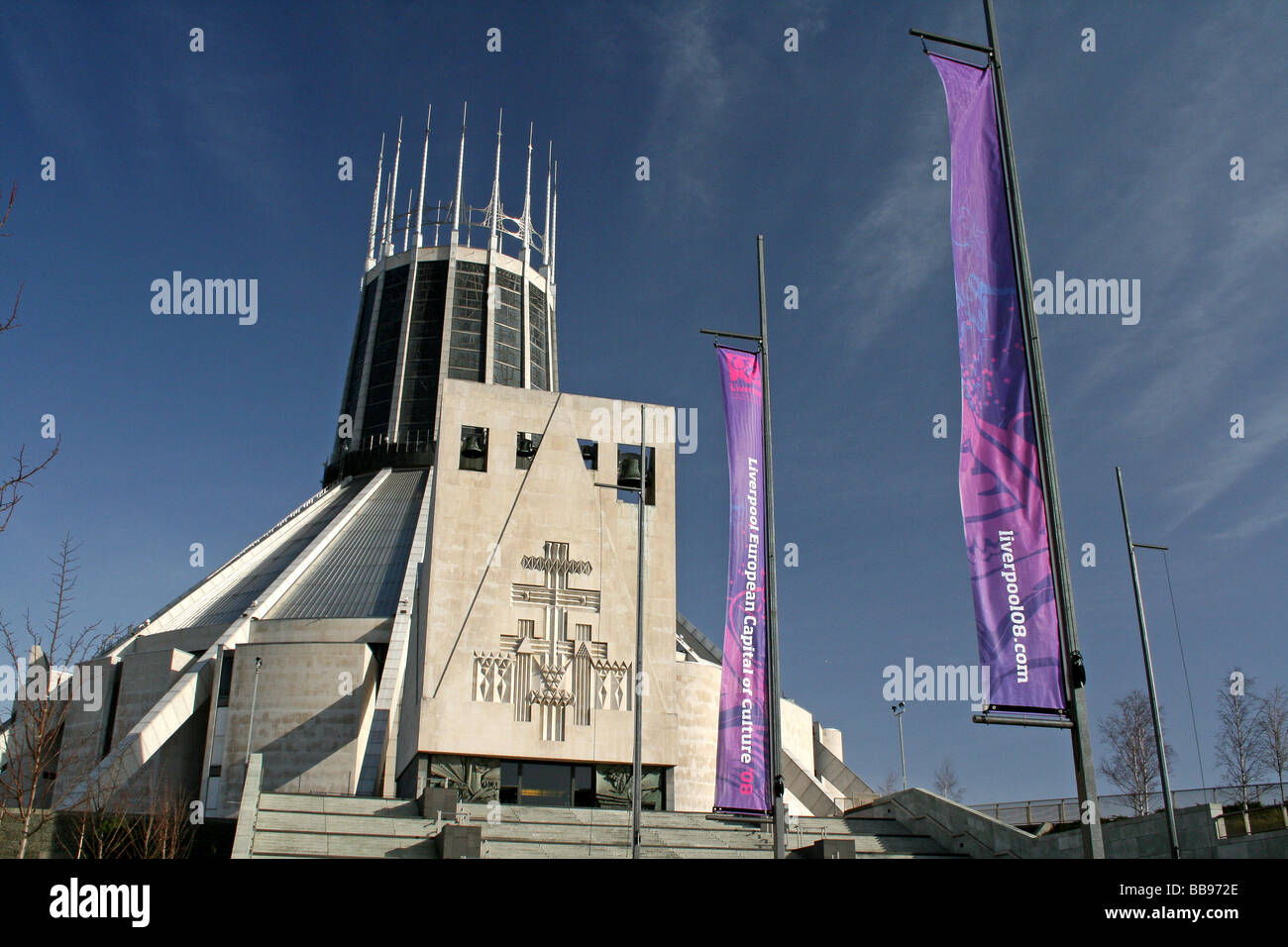 Hauptstadt der Kultur Flags außerhalb der Liverpool Metropolitan Cathedral of Christ the King, Merseyside, UK Stockfoto