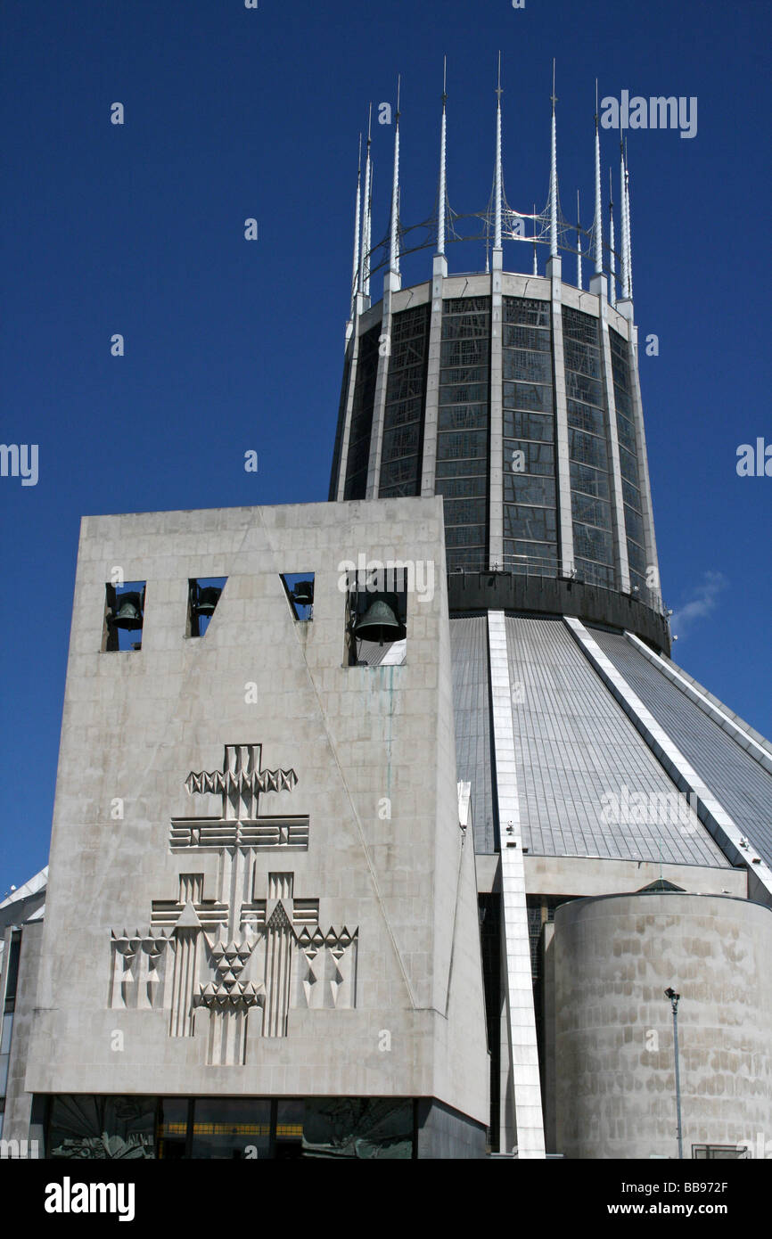 Nahaufnahme der Glocken und Turm von der Liverpool Metropolitan Cathedral of Christ the King, Merseyside, UK Stockfoto