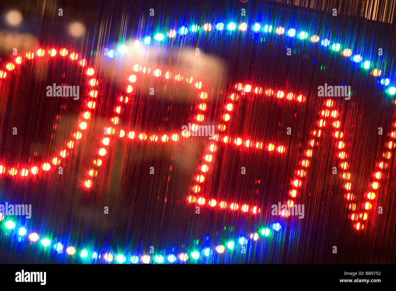 Neonschild "geöffnet" Stockfoto