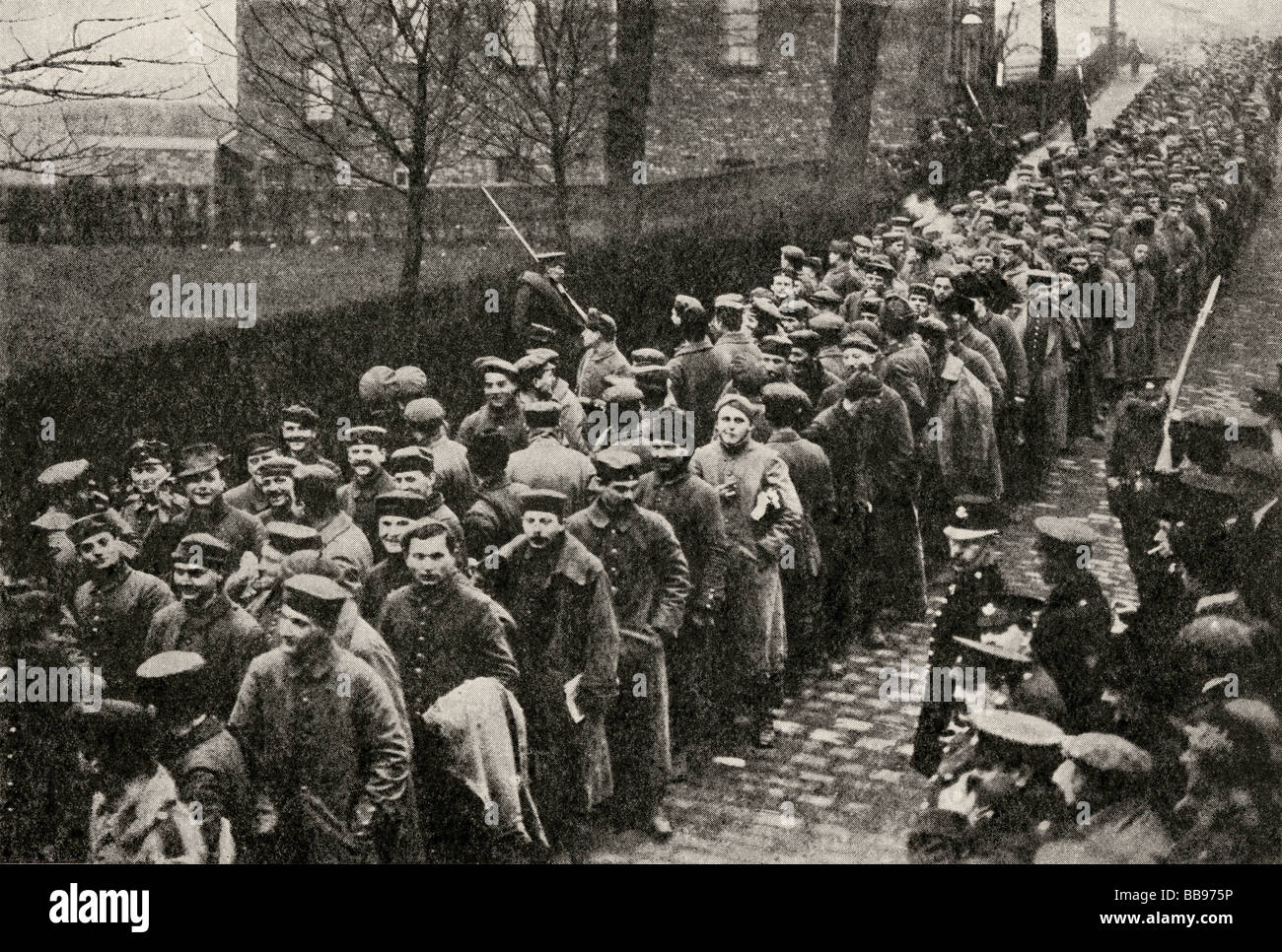 Deutschen Kriegsgefangenen von Neuve-Chapelle.  Erbeuteten deutschen Handforth, Lancashire auf ihrem Weg in ein Kriegsgefangenenlager auf der Durchreise. Stockfoto