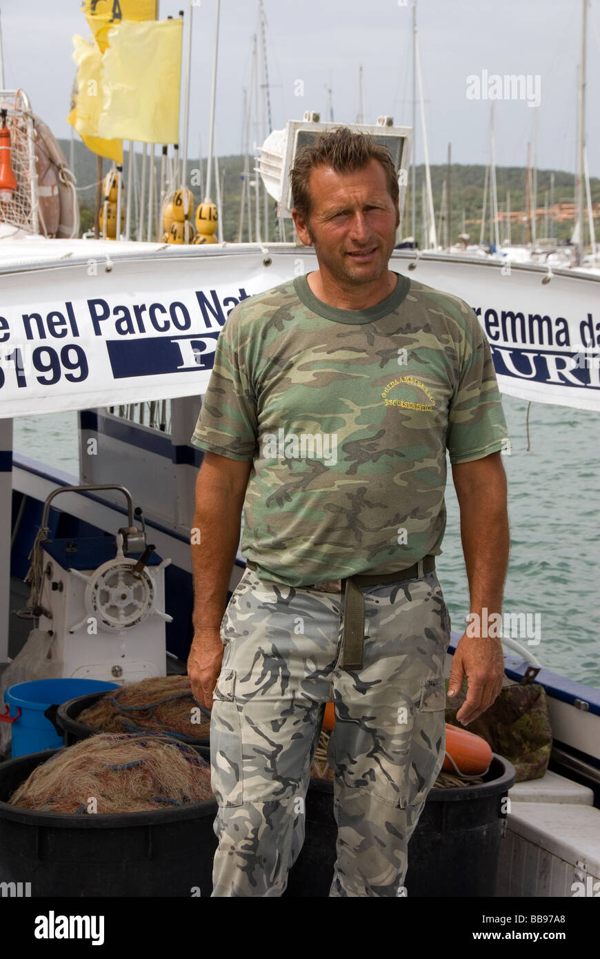 Italienische Fischer und Förderer von Pescaturismo, Paolo Fanciulli, Touristen nimmt zu fangen und dann kochen Sie ihr eigenes Mittagessen Stockfoto