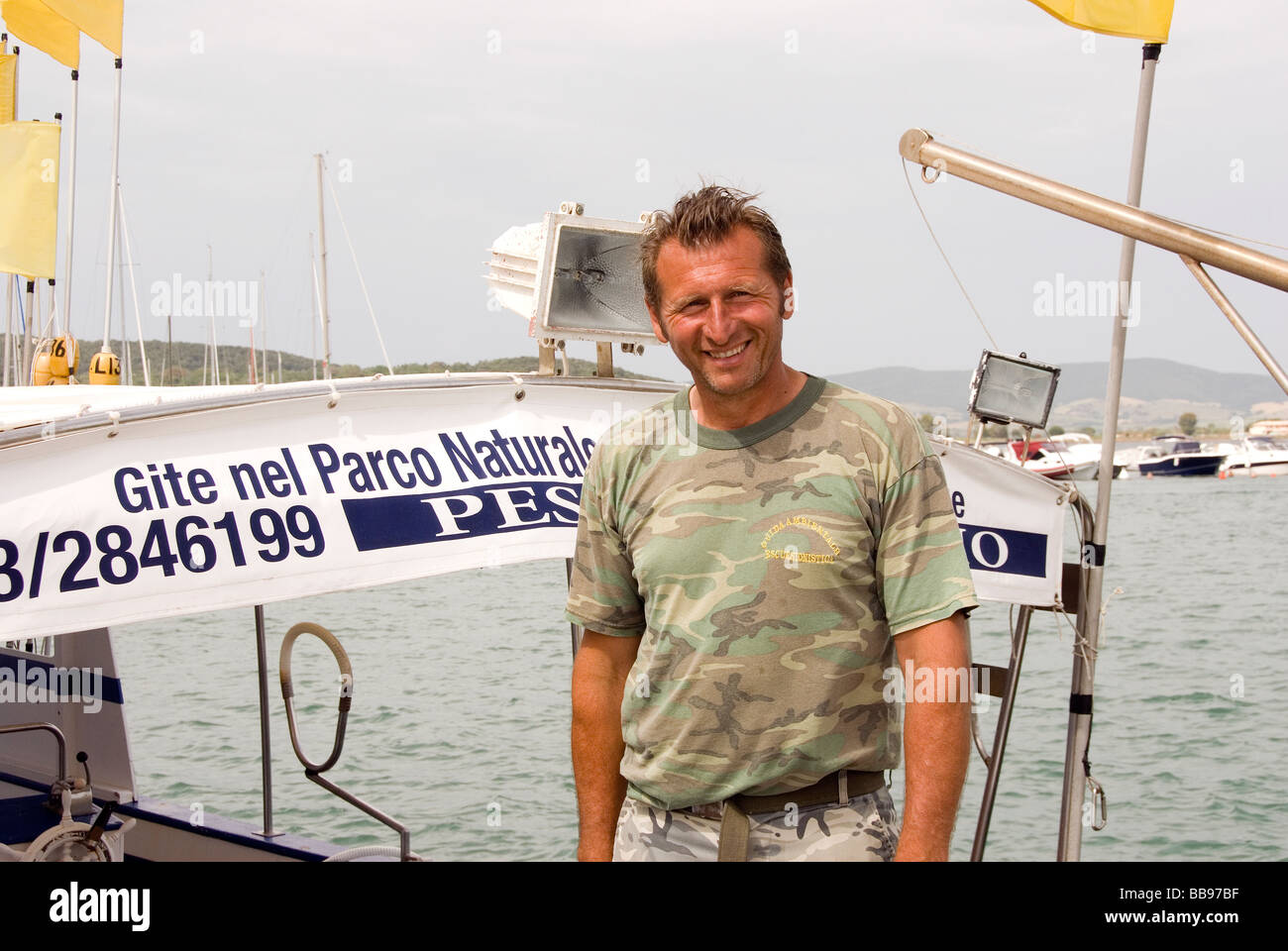 Italienische Fischer und Förderer von Pescaturismo, Paolo Fanciulli, Touristen nimmt zu fangen und dann kochen Sie ihr eigenes Mittagessen Stockfoto