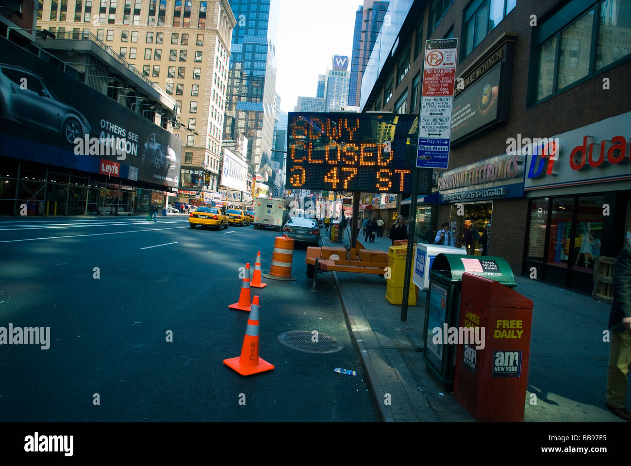 Schilder am Broadway Warnung Autofahrer über die bevorstehende Änderung Traffic-Muster auf dem Times Square in New York Stockfoto