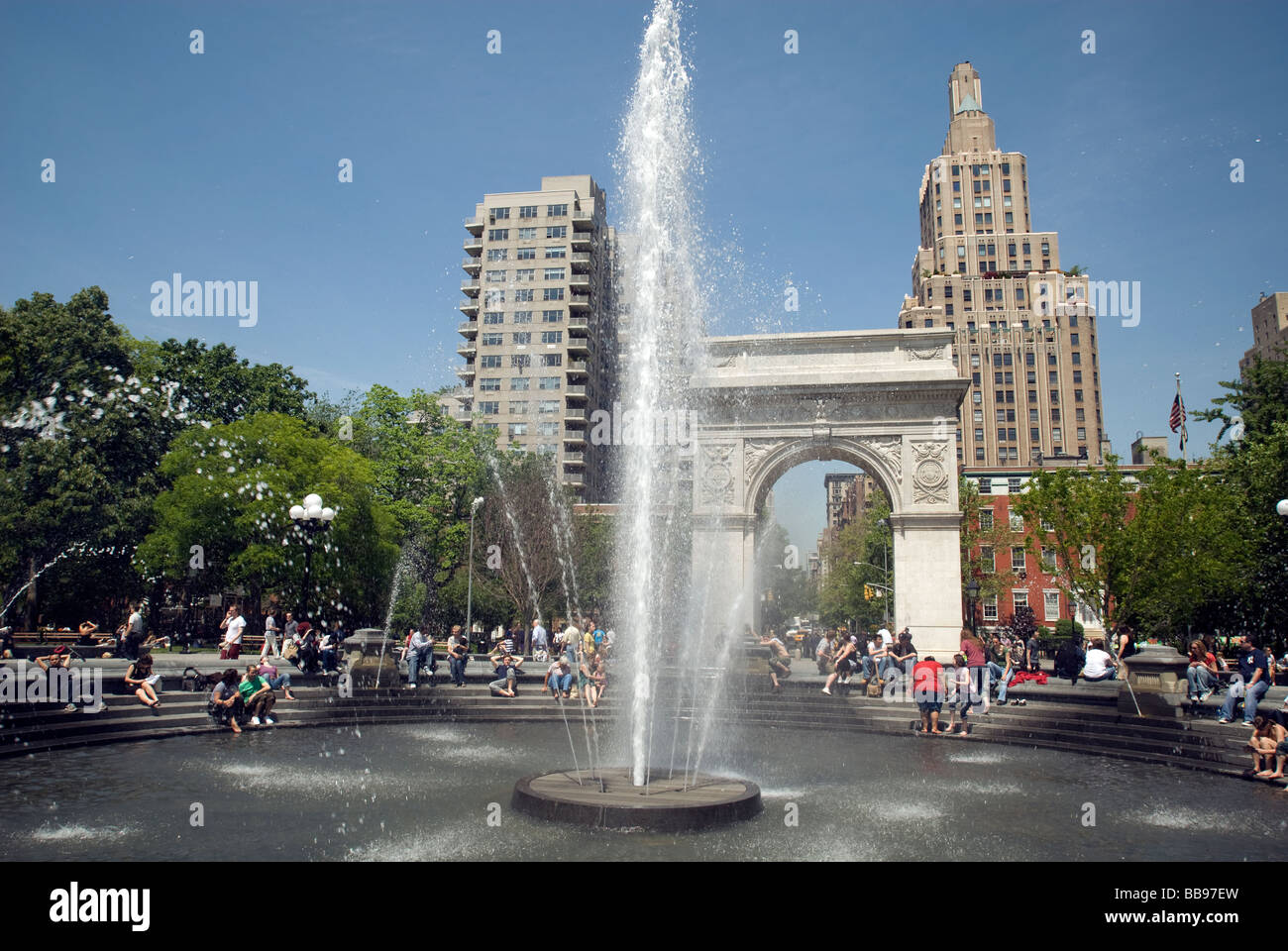 New Yorker genießen die neu renovierten Brunnen im Washington Square Park in Greenwich Village Stockfoto