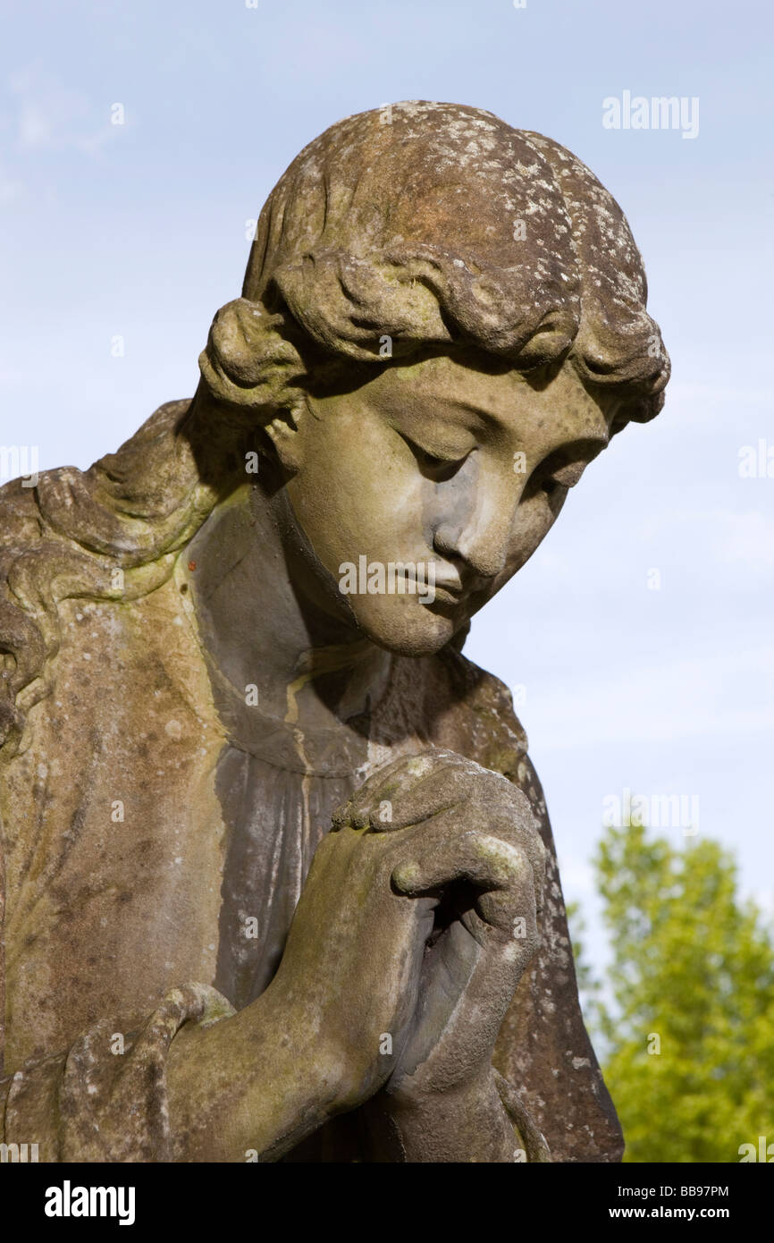 England Berkshire Cookham heilige Dreiheit Pfarrkirche Friedhof Engel Denkmal lokalen Maler Sir Stanley Spencer Stockfoto