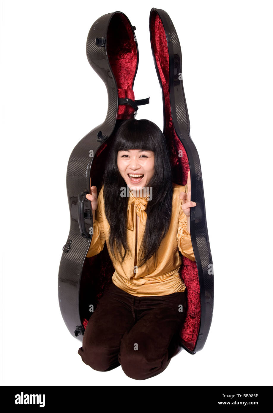 Kleine Chinesin aus einem Cellokasten Stockfoto