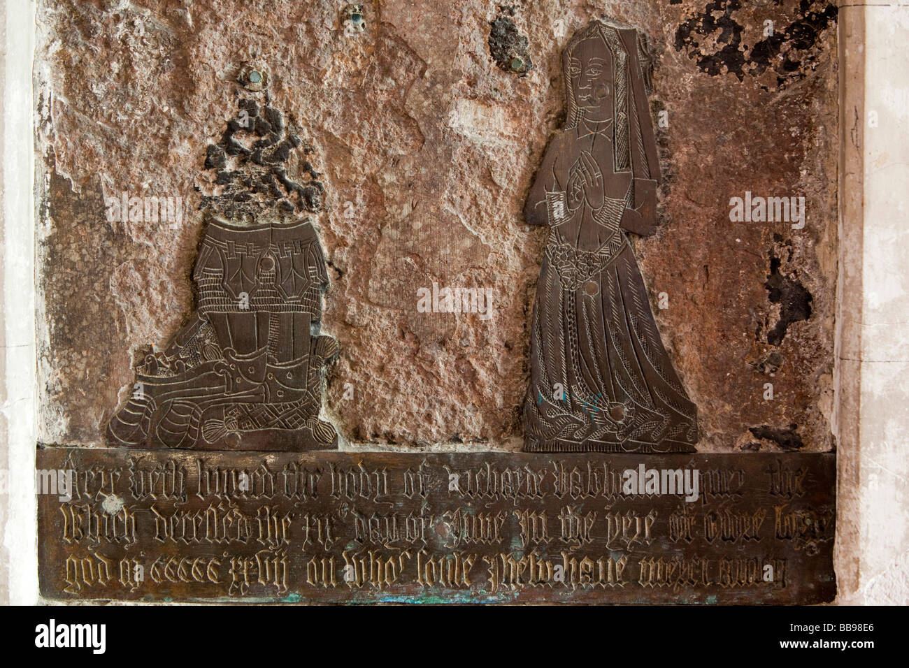 England Berkshire Cookham Holy Trinity Parish Kirche Richard Babham 1527 Messing Denkmal mit Frau kniend Stockfoto