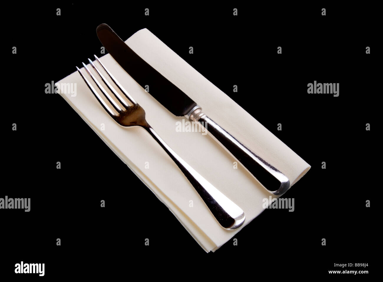 Silber plattiert Messer und Gabel auf einem cremefarbenen Papierserviette Tabelle Stockfoto