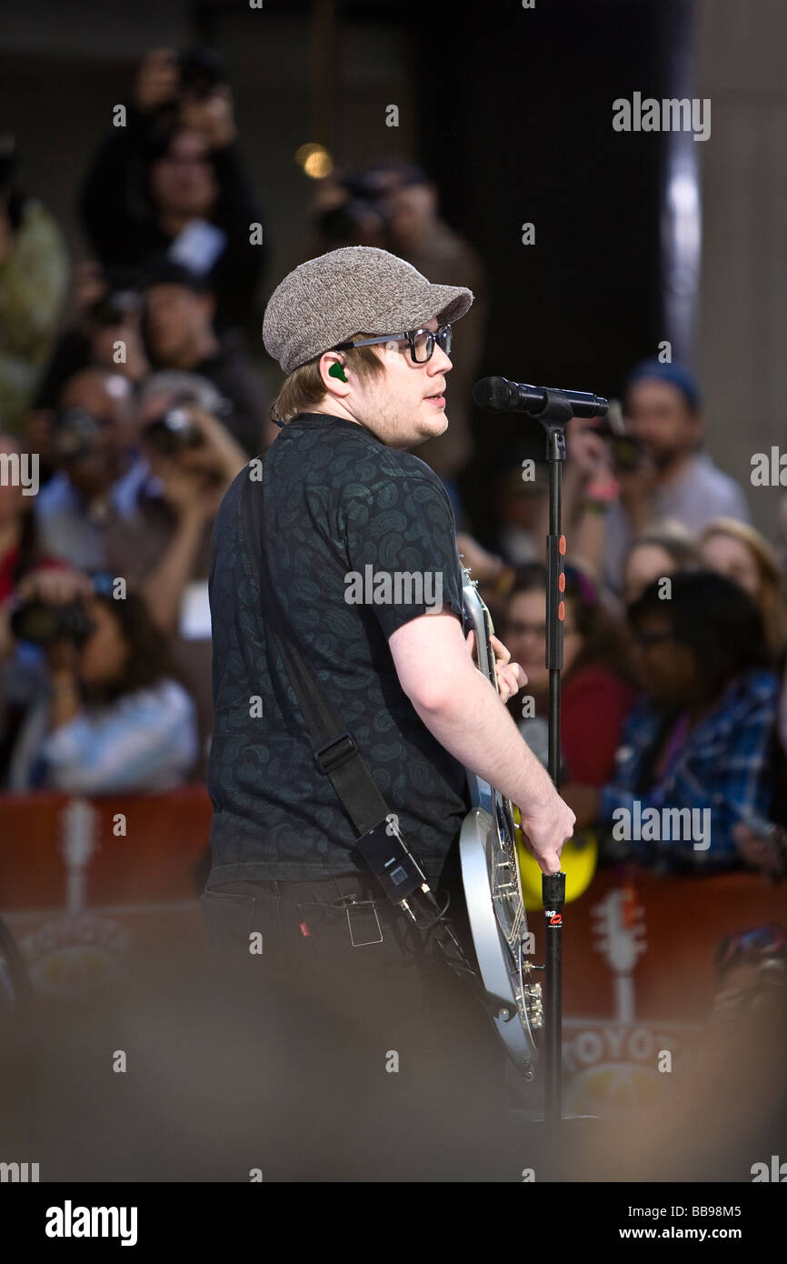 NEW YORK 22.Mai Pete Wentz Patrick Stump Andy Hurley und Joe Trohman von Fall Out Boy führt während der NBC heute zeigen Konzert Stockfoto