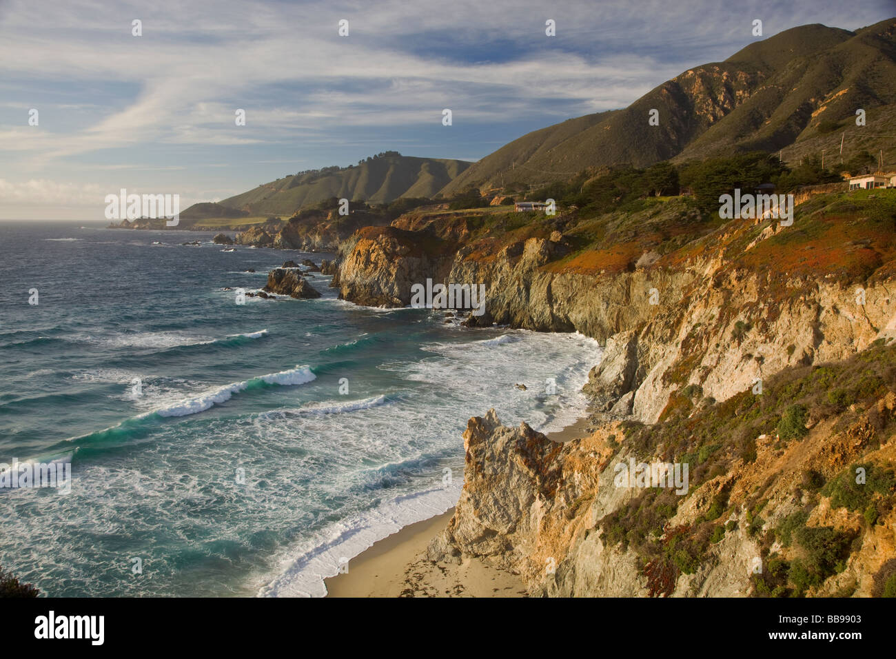 Monterey County CA der felsigen Aussichtspunkt an der Big Sur Küste mit entfernten Landzungen und Surf Cabrillo Highway Stockfoto