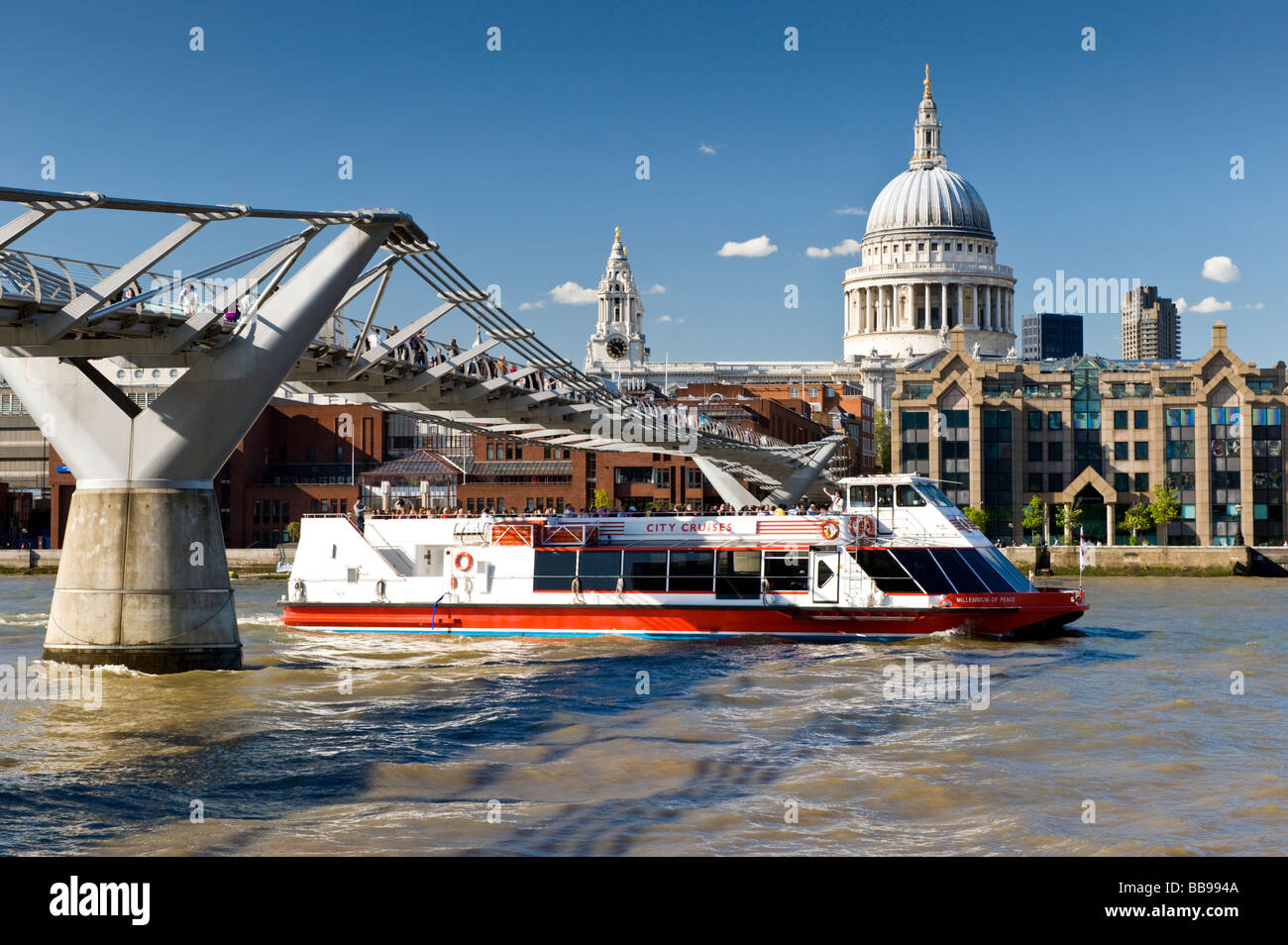 River Thames Tour Boot unterhalb der Millennium Bridge mit St.-Pauls-Kathedrale im Hintergrund, London, England, Stockfoto