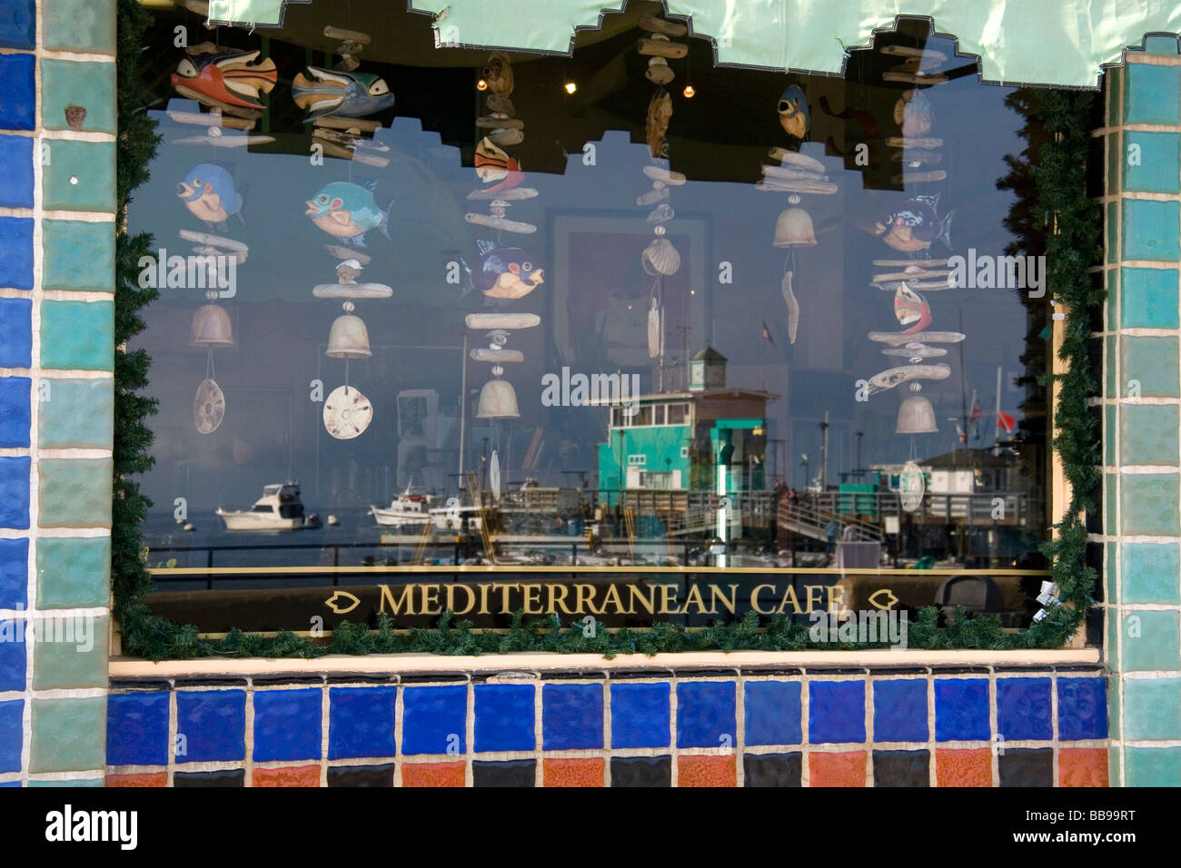 Reflexion der Hafen im Mittelmeer Cafe-Fenster in der Stadt von Avalon auf Catalina Island, Kalifornien USA Stockfoto