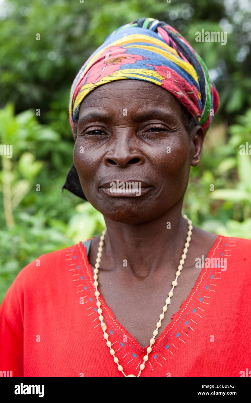 Eine Frau in das Dorf Nyombe, Malawi, Afrika Stockfoto