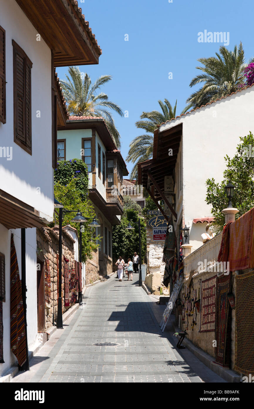 Typische Straße in Kaleici (Altstadt), Antalya, Mittelmeerküste, Türkei Stockfoto