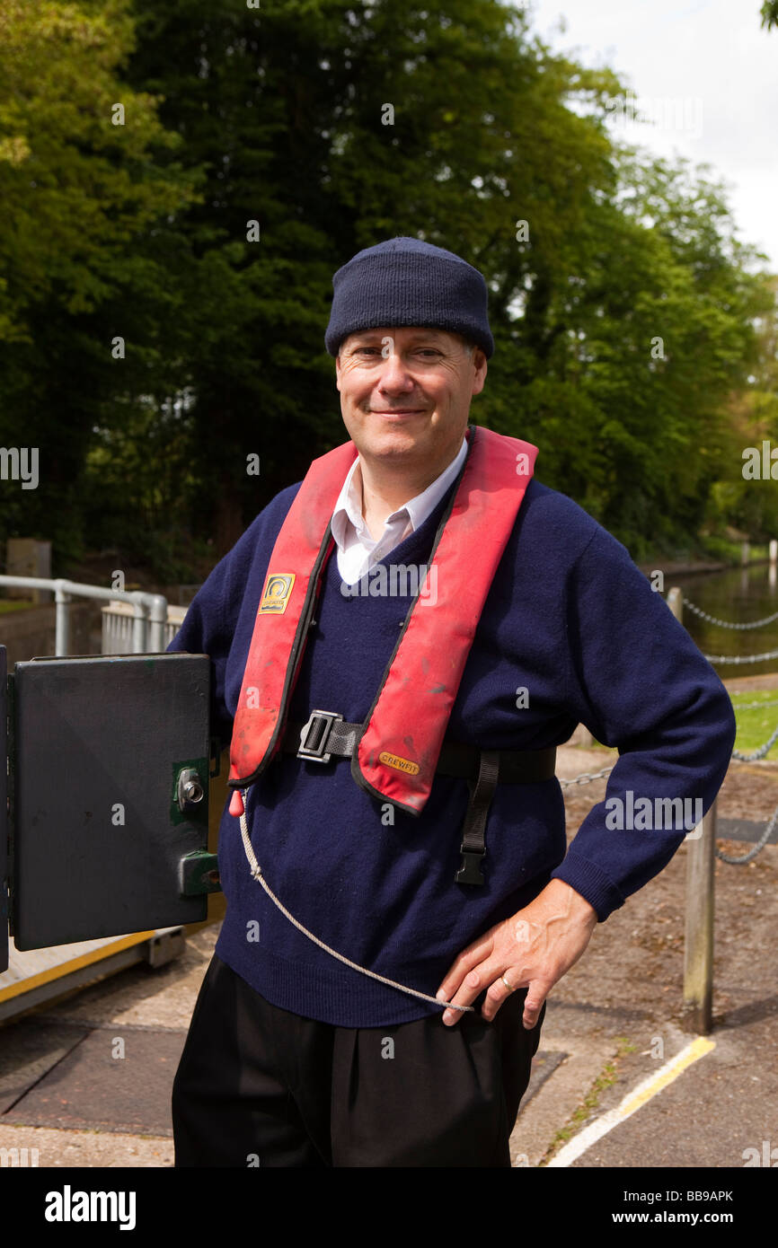 England Berkshire Cookham Schleusenwärter Alan Benge die elektrisch betriebene Schleusen in Betrieb Stockfoto