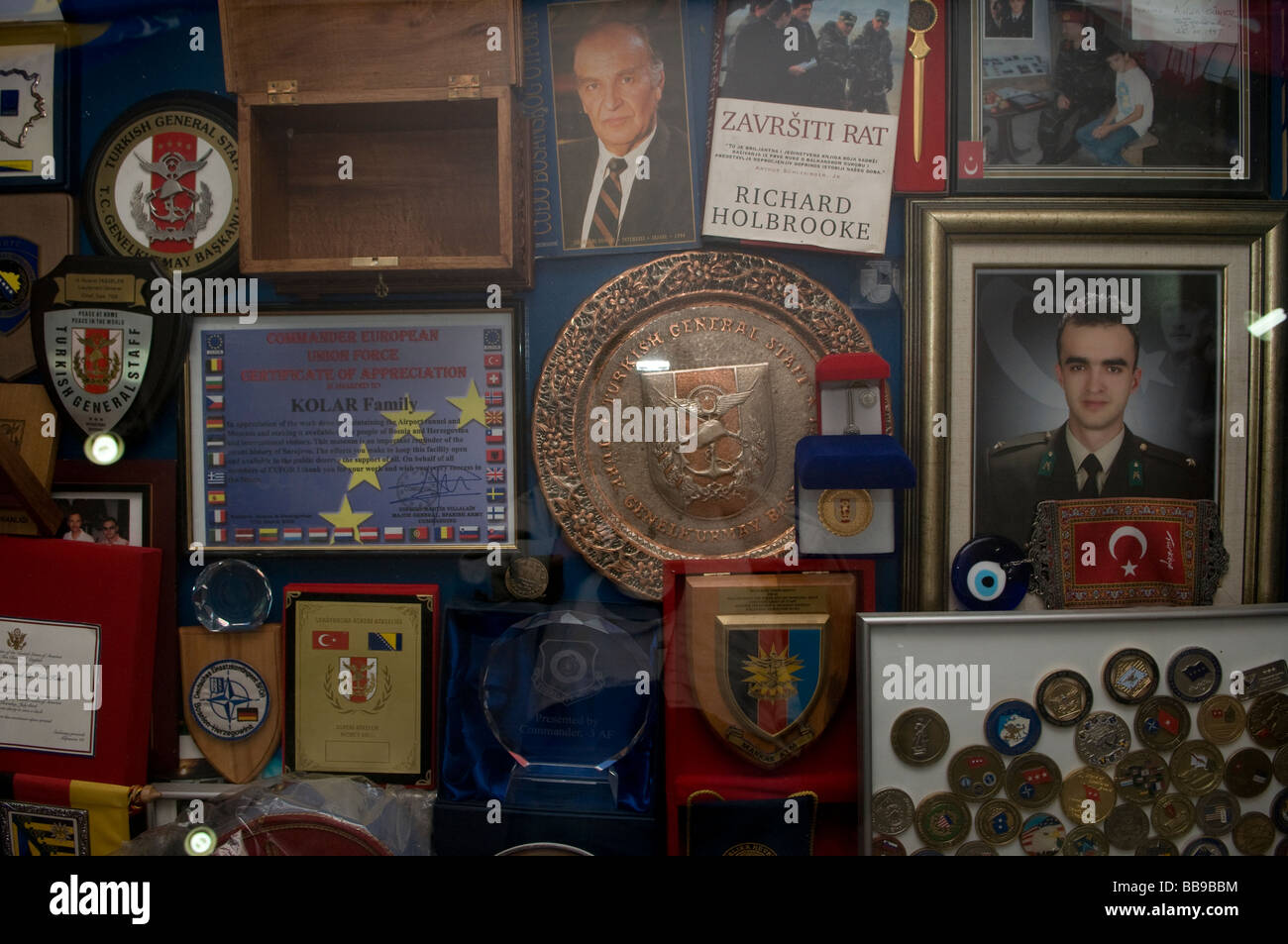 Sammlung von Ehrenmedaillen und Diplomen im Tunnel Museum, auch bekannt als Tunel spasa, erbaut 1993 während der Belagerung von Sarajevo, Bosnien Stockfoto