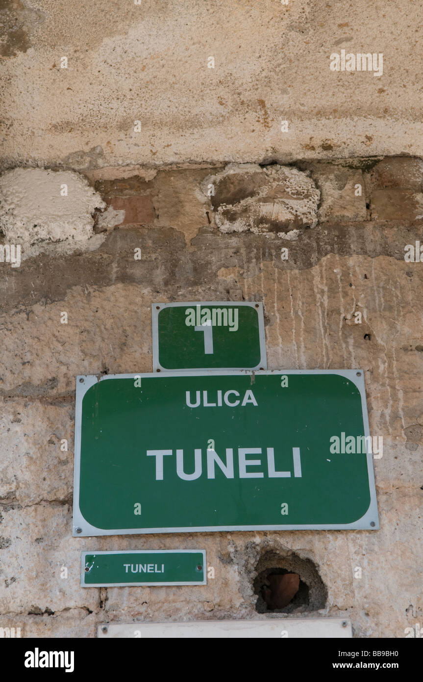 Straßenschild am Eingang des Sarajevo-Tunnels, auch Tunel Spasa genannt, das 1993 während der Belagerung von Sarajevo in Bosnien errichtet wurde Stockfoto