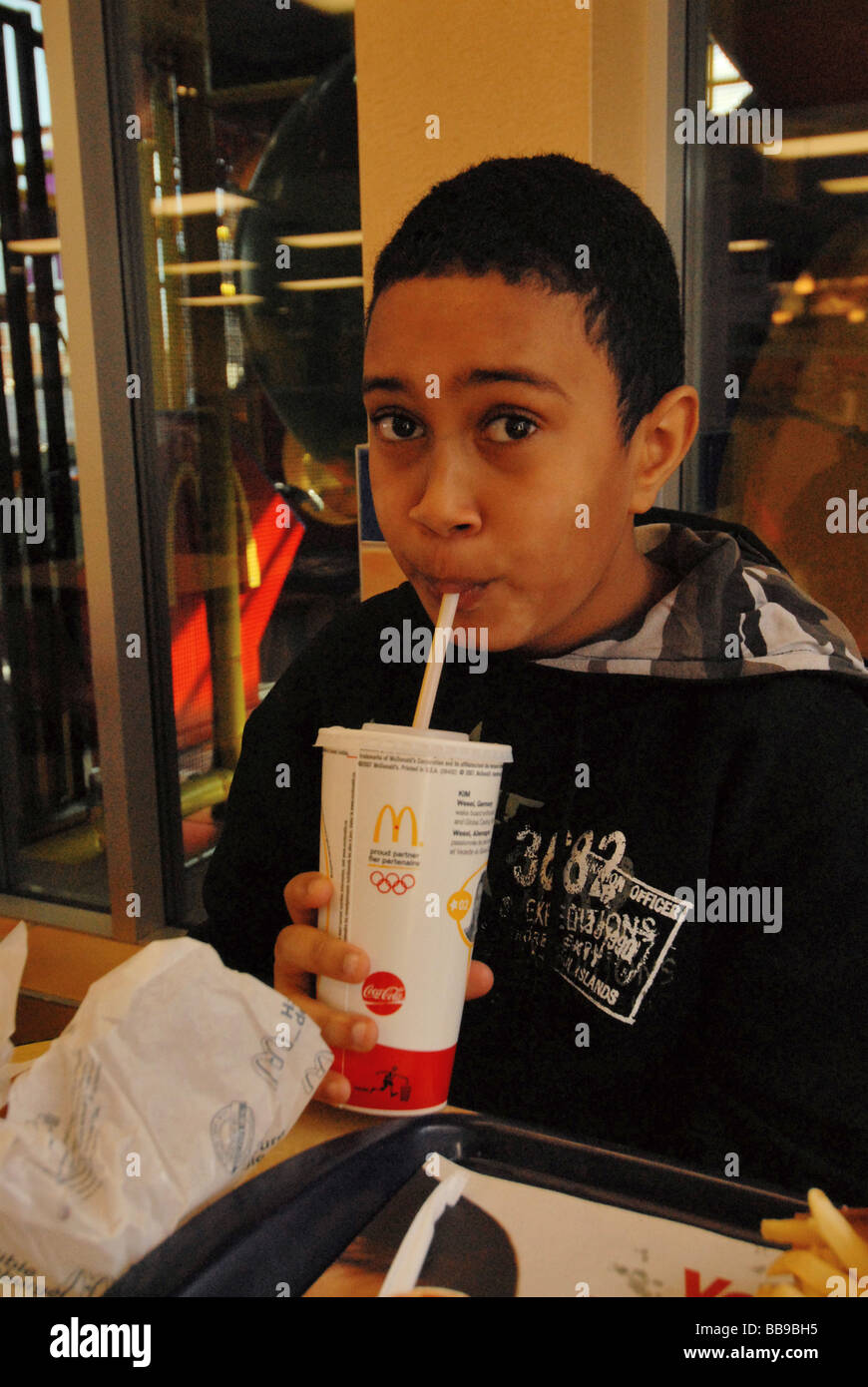 Junge bei McDonalds Stockfoto