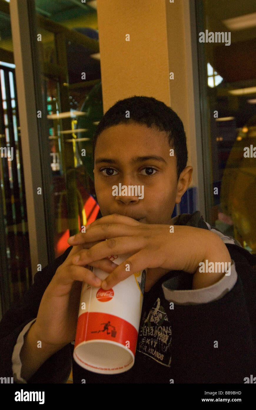 Junge bei McDonalds Stockfoto