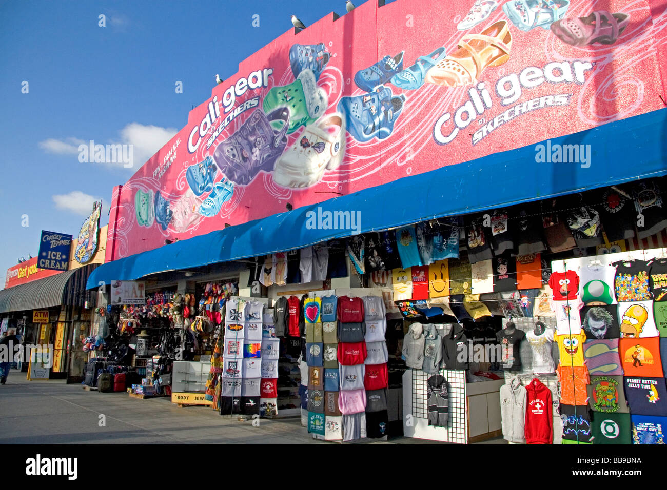 Menschen und Boardwalk Einzelhandelsflächen im Venice Beach Los Angeles Kalifornien Stockfoto