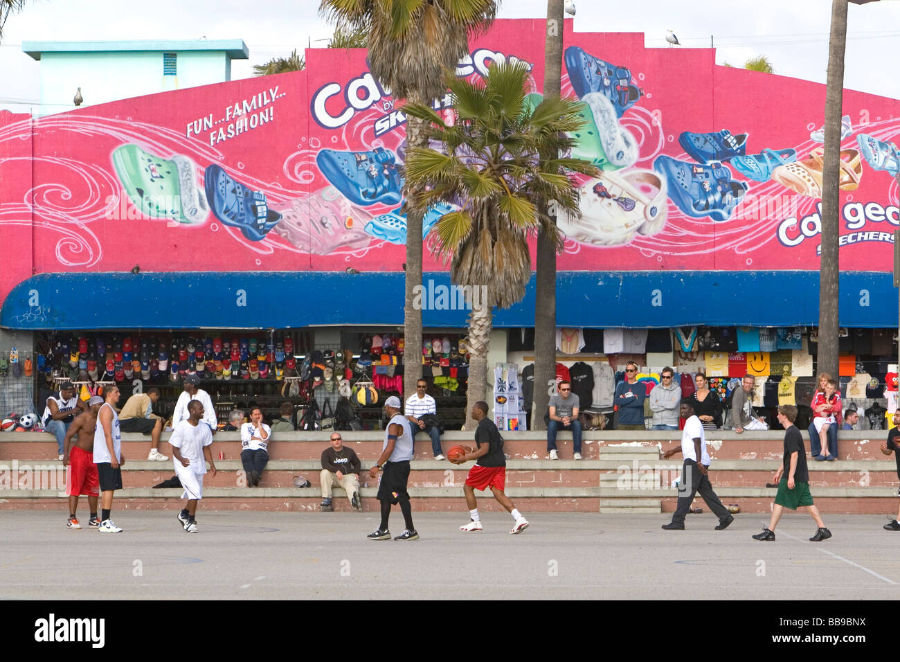 Menschen und Boardwalk Einzelhandelsflächen im Venice Beach Los Angeles Kalifornien Stockfoto