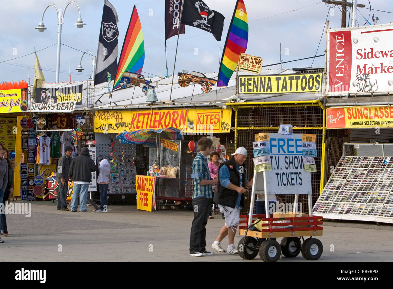 Menschen und Boardwalk Einzelhandelsflächen im Venice Beach Los Angeles Kalifornien Stockfoto
