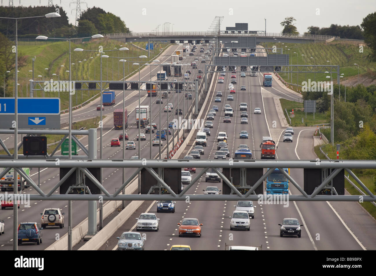 Erhitzen Sie Dunst auf M1 Autobahn vier Fahrspuren in der Nähe von J9, sonnigen Tag Stockfoto