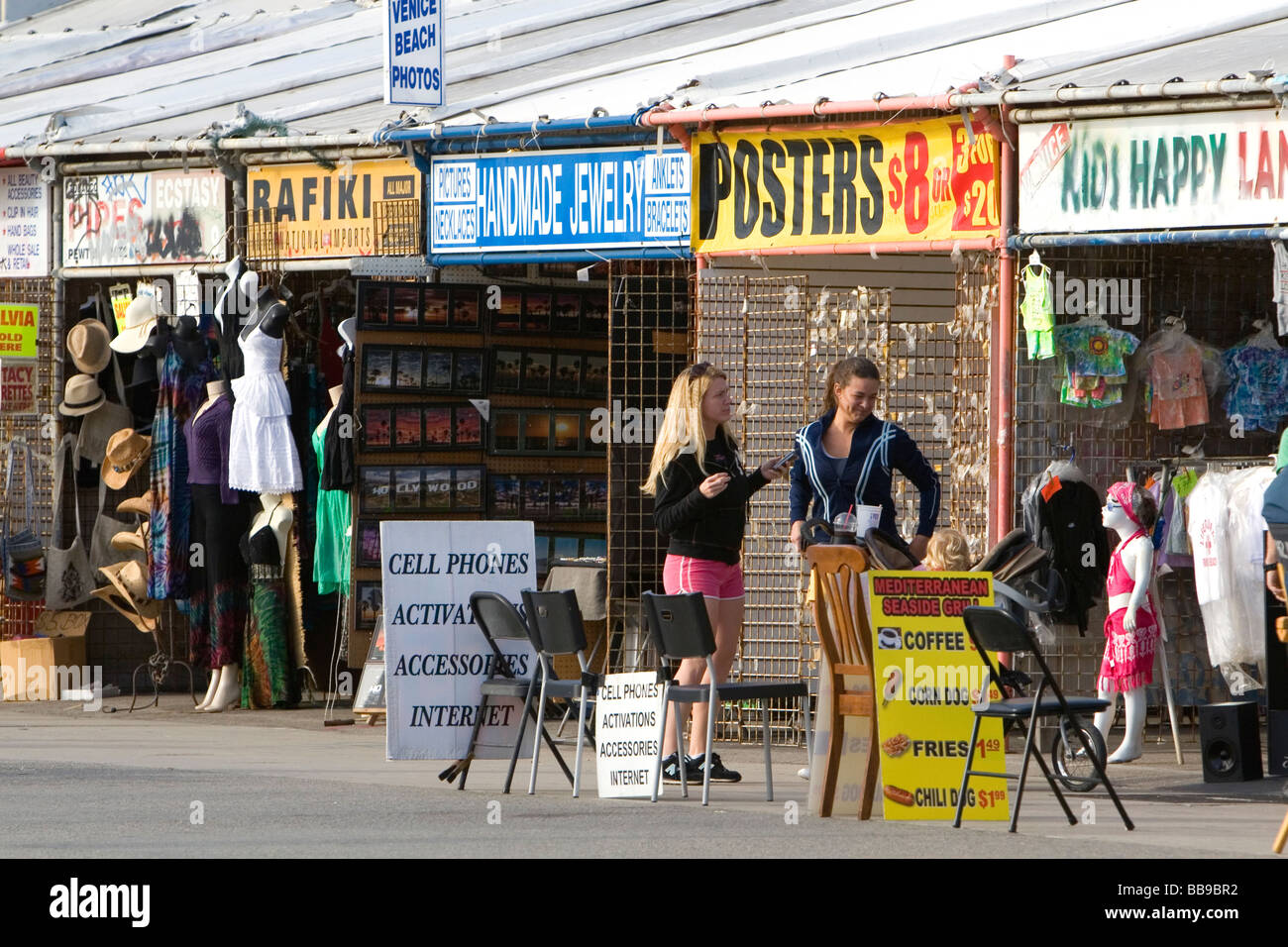 Menschen und Boardwalk Einzelhandelsflächen im Venice Beach Los Angeles Kalifornien Stockfoto